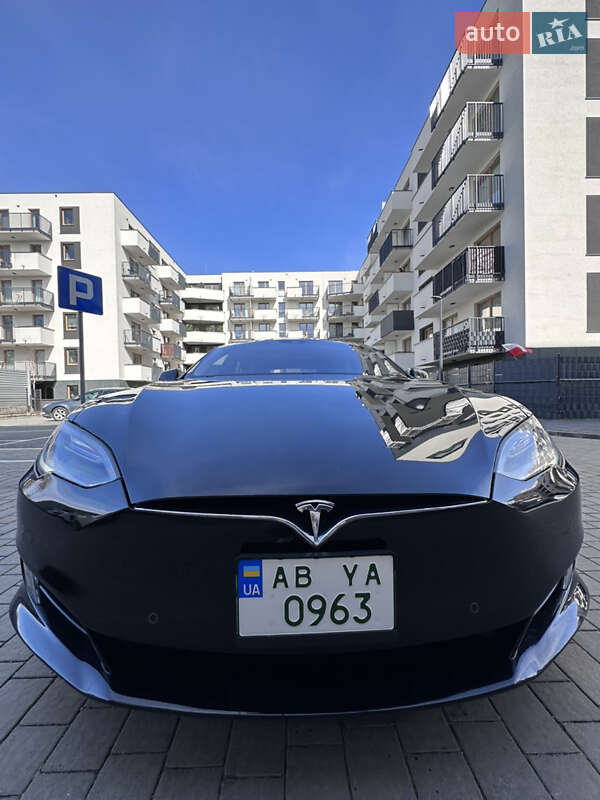 Седан Tesla Model S 2016 в Львові