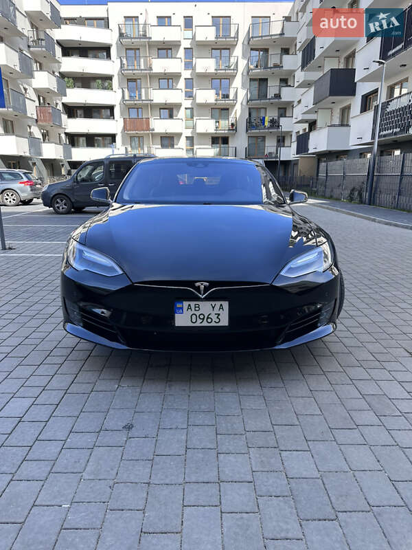 Седан Tesla Model S 2016 в Львові