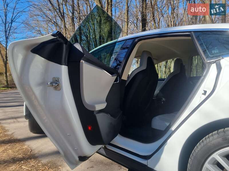 Лифтбек Tesla Model S 2013 в Виннице