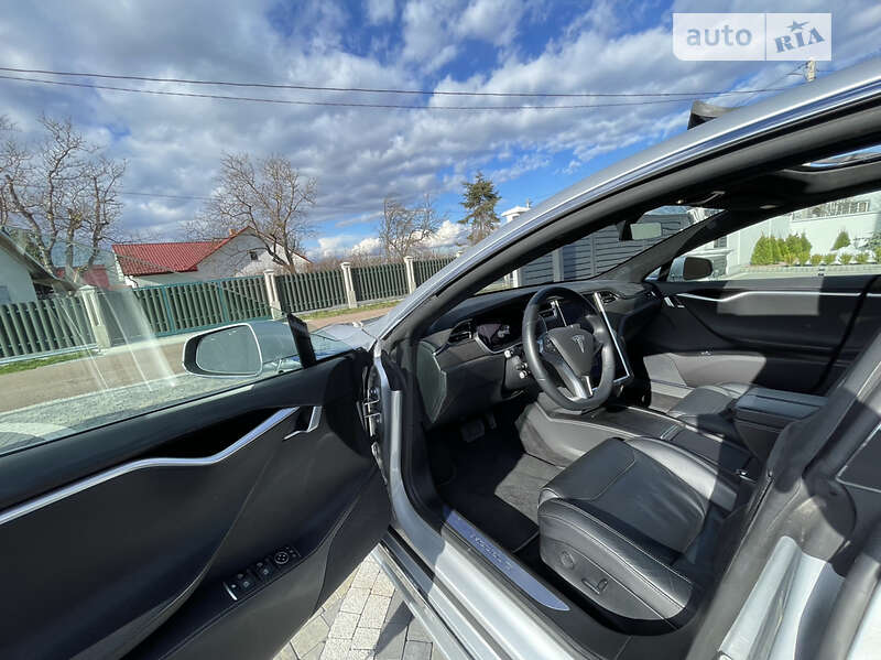Лифтбек Tesla Model S 2017 в Львове
