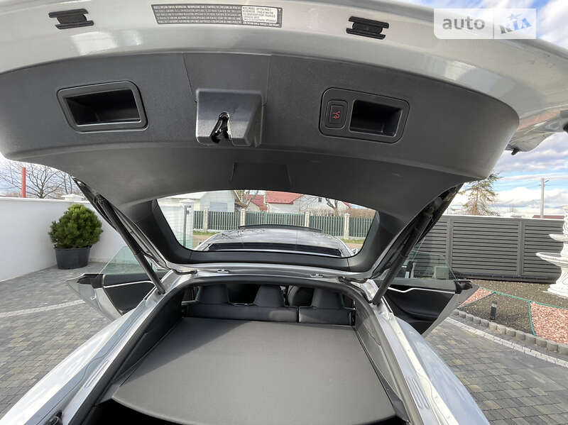 Лифтбек Tesla Model S 2017 в Львове