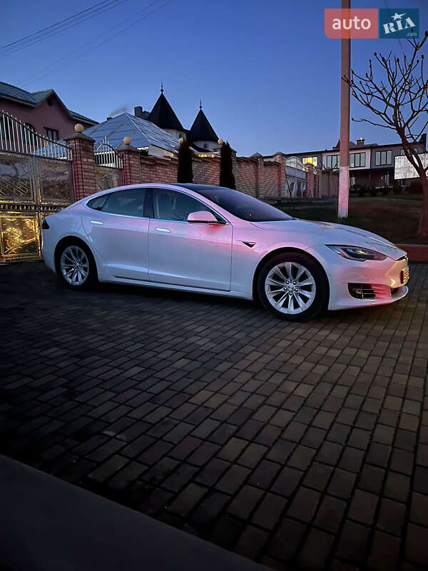Хетчбек Tesla Model S 2017 в Чернівцях