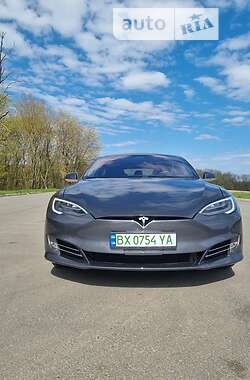 Лифтбек Tesla Model S 2017 в Дунаевцах