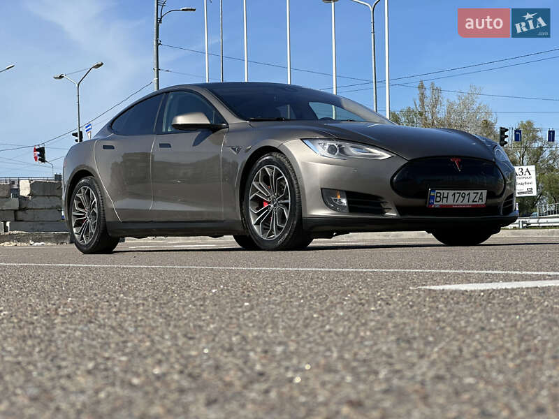 Ліфтбек Tesla Model S 2015 в Києві