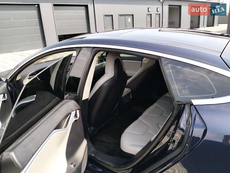Ліфтбек Tesla Model S 2013 в Львові