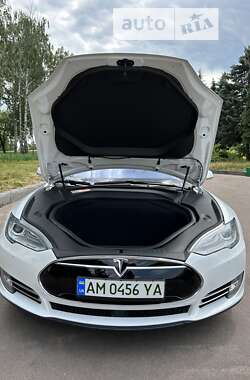 Лифтбек Tesla Model S 2015 в Житомире