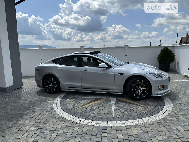 Лифтбек Tesla Model S 2017 в Львове