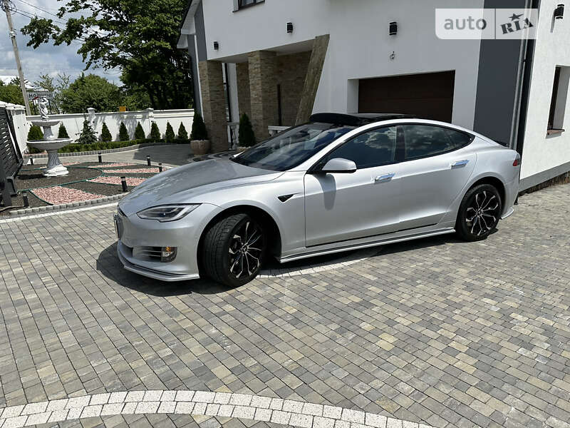 Лифтбек Tesla Model S 2017 в Львове