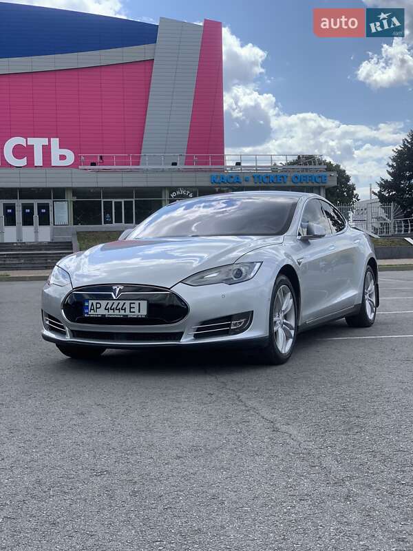 Tesla Model S 2015