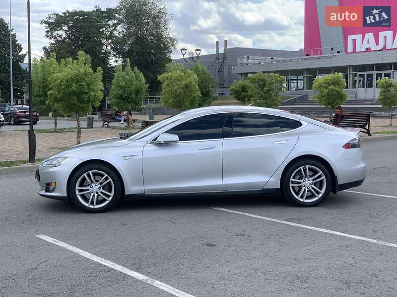 Лифтбек Tesla Model S 2015 в Запорожье
