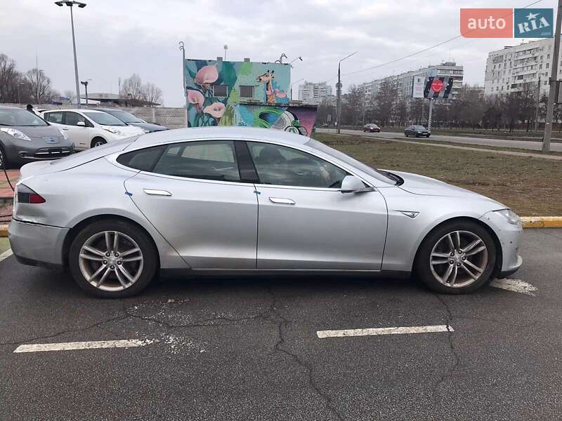 Лифтбек Tesla Model S 2015 в Запорожье