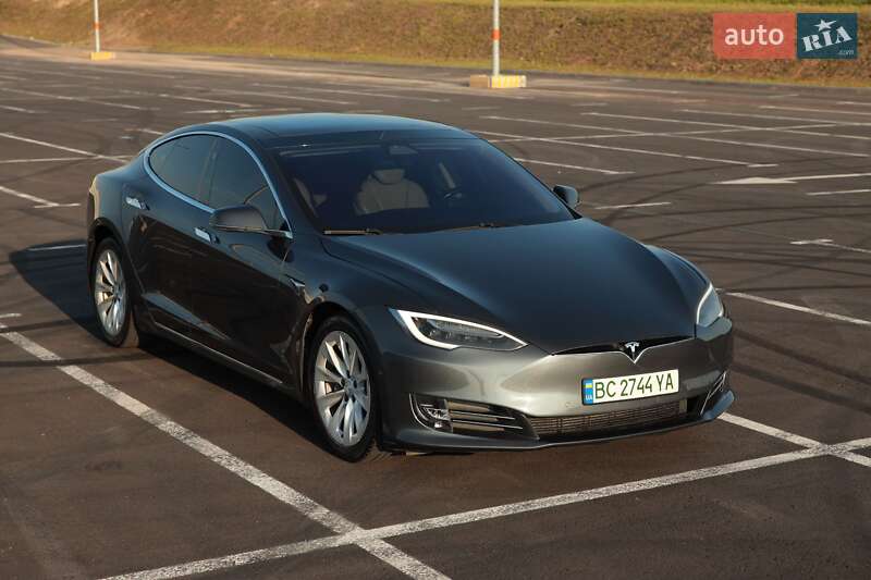 Лифтбек Tesla Model S 2017 в Львове
