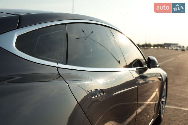 Лифтбек Tesla Model S 2017 в Львове