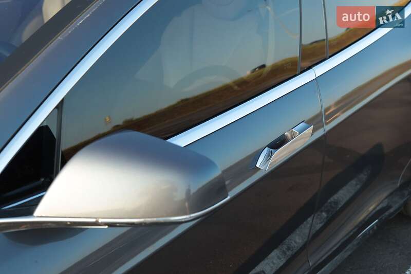 Лифтбек Tesla Model S 2017 в Львове