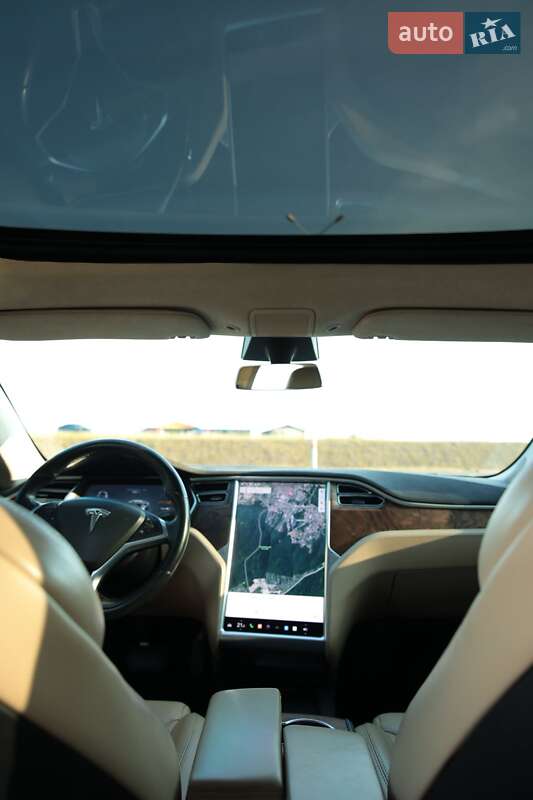 Лифтбек Tesla Model S 2017 в Львове