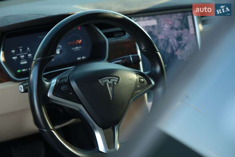 Лифтбек Tesla Model S 2017 в Львове