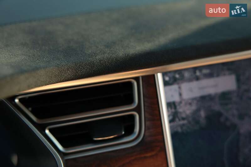 Лифтбек Tesla Model S 2017 в Львове