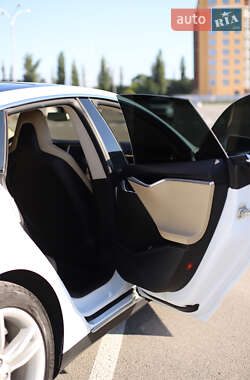 Лифтбек Tesla Model S 2014 в 