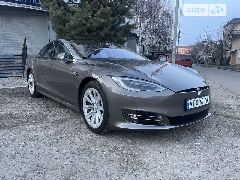 Лифтбек Tesla Model S 2016 в Ивано-Франковске