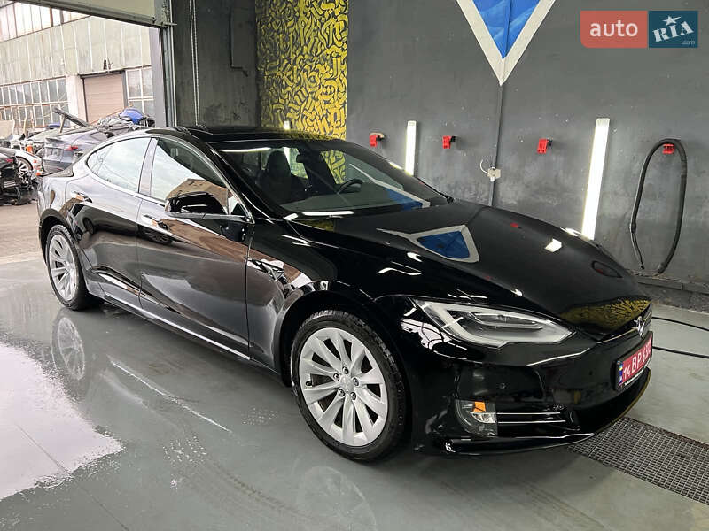 Лифтбек Tesla Model S 2018 в Львове