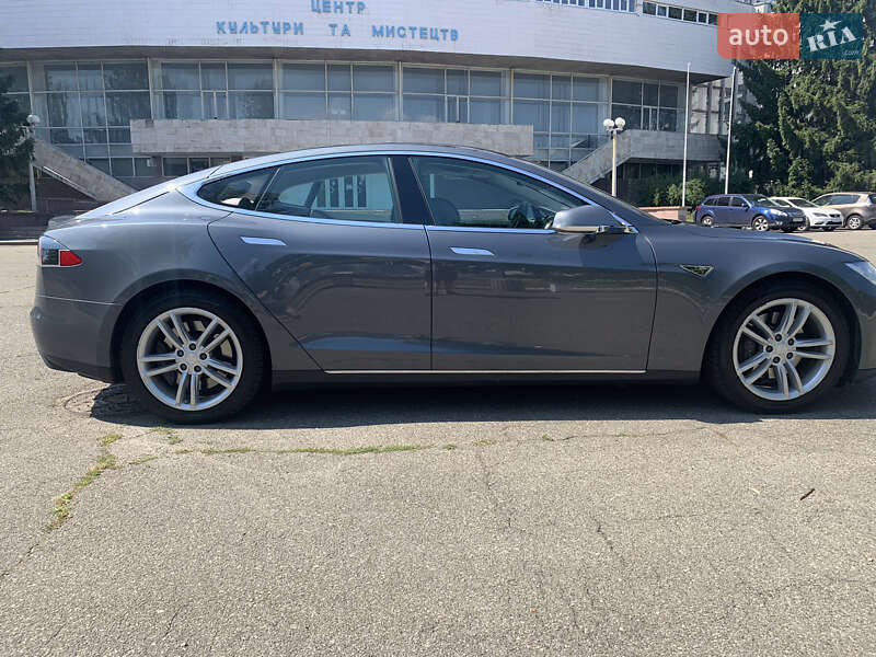 Ліфтбек Tesla Model S 2013 в Києві