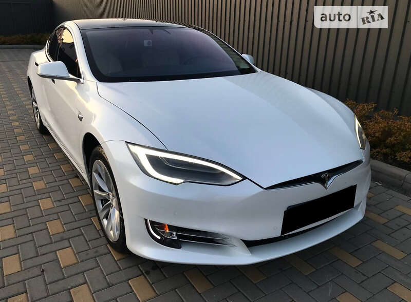 Лифтбек Tesla Model S 2017 в Виннице