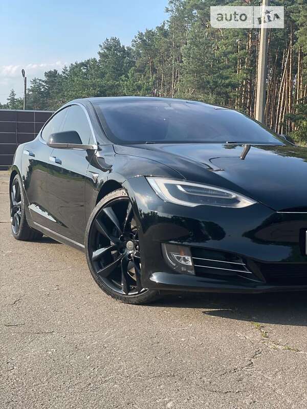 Лифтбек Tesla Model S 2017 в Киеве