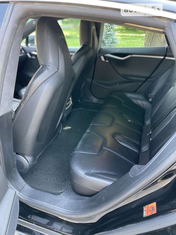 Лифтбек Tesla Model S 2015 в Глобине