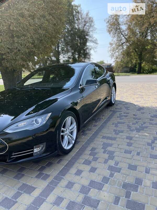 Лифтбек Tesla Model S 2015 в Глобине