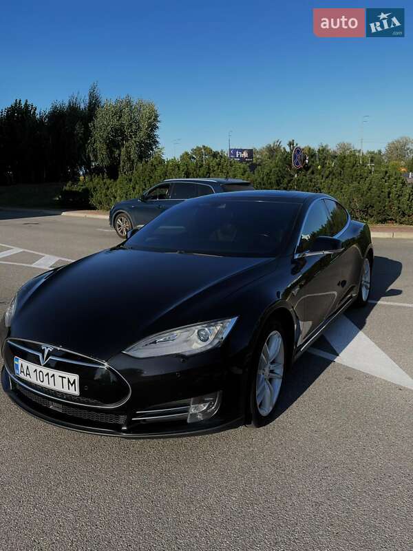 Лифтбек Tesla Model S 2015 в Киеве
