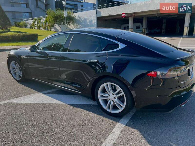 Лифтбек Tesla Model S 2015 в Киеве