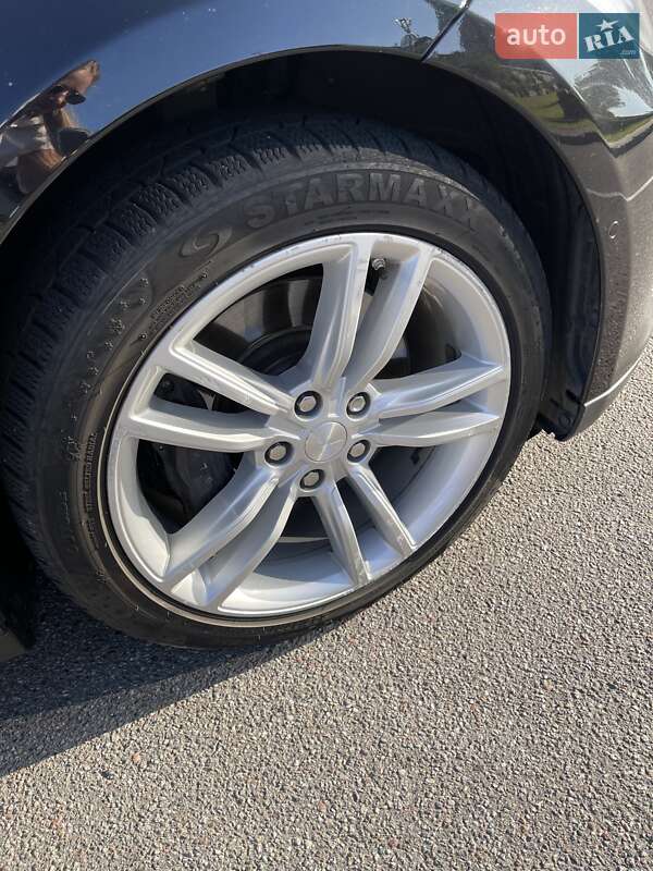 Лифтбек Tesla Model S 2015 в Киеве