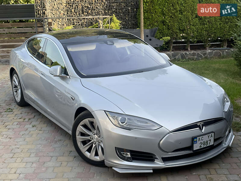 Лифтбек Tesla Model S 2015 в Луцке