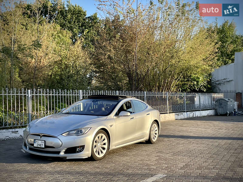 Лифтбек Tesla Model S 2015 в Луцке