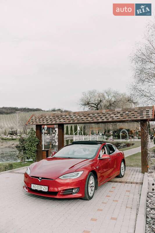 Лифтбек Tesla Model S 2019 в Ужгороде