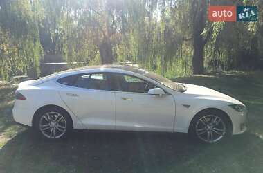 Лифтбек Tesla Model S 2014 в Саврани