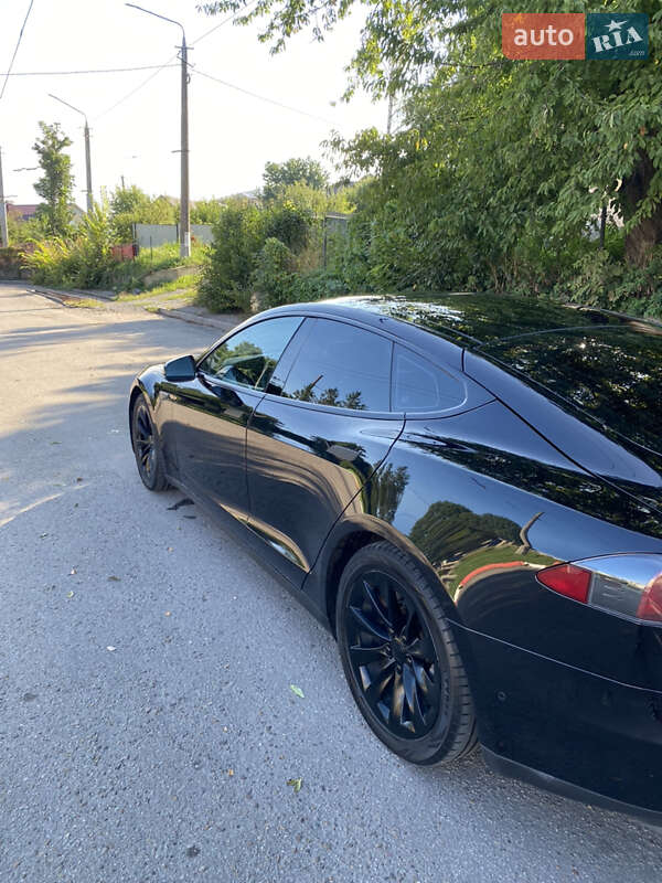 Ліфтбек Tesla Model S 2015 в Чернівцях