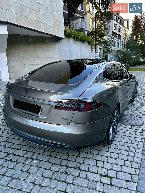 Лифтбек Tesla Model S 2016 в Киеве