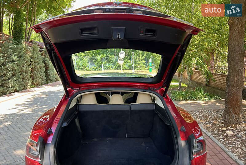 Ліфтбек Tesla Model S 2014 в Києві