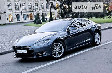 Лифтбек Tesla Model S 2015 в Киеве