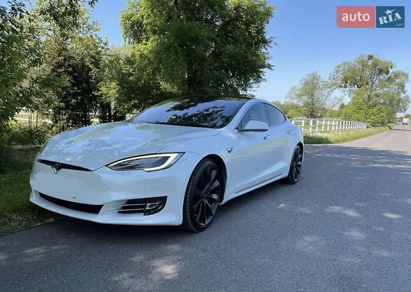 Лифтбек Tesla Model S 2016 в Киеве