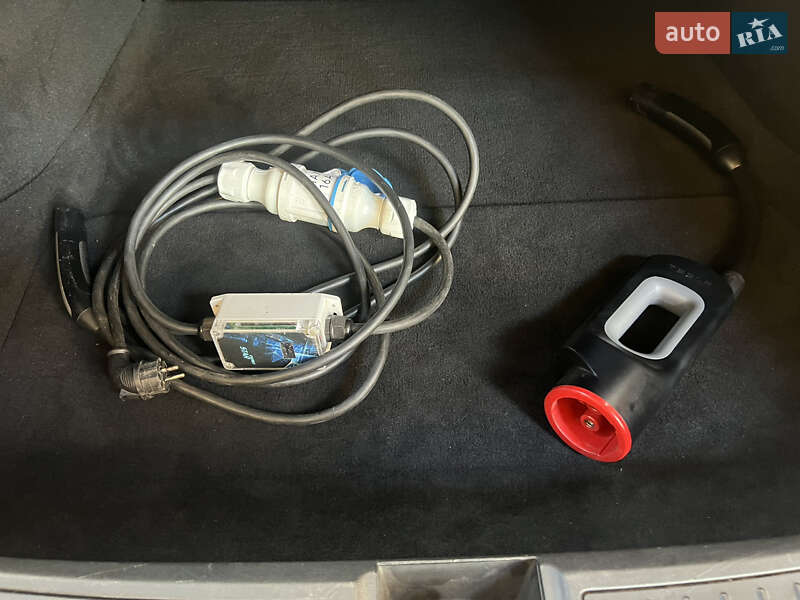 Ліфтбек Tesla Model S 2016 в Береговому
