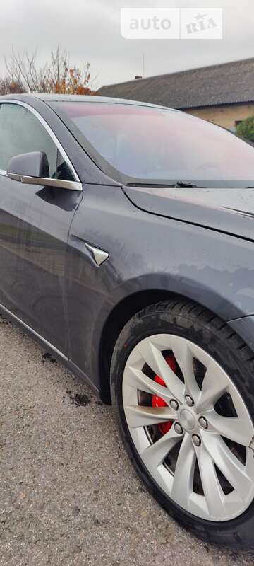 Лифтбек Tesla Model S 2019 в Ужгороде