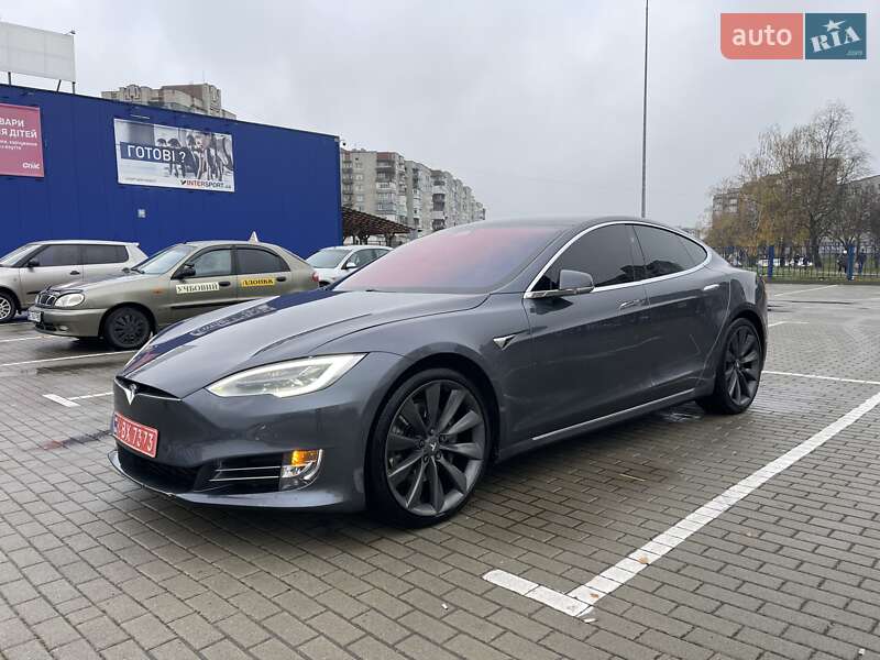 Лифтбек Tesla Model S 2017 в Львове