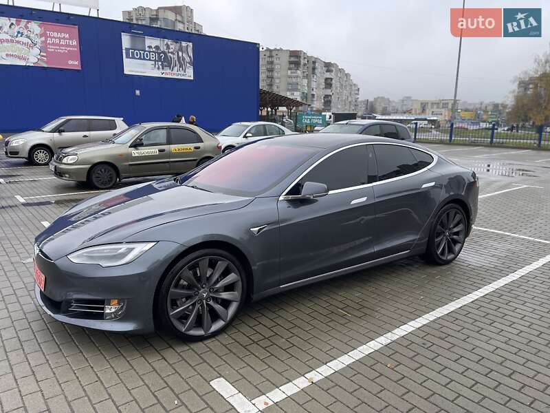 Лифтбек Tesla Model S 2017 в Львове