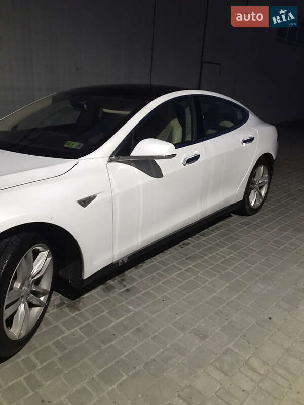 Лифтбек Tesla Model S 2015 в Киеве