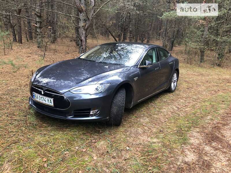 Лифтбек Tesla Model S 2014 в Умани