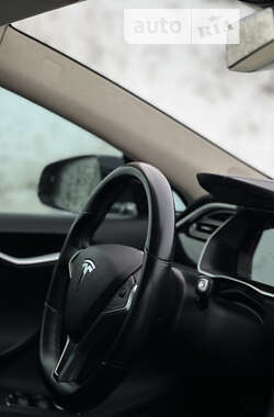 Лифтбек Tesla Model S 2015 в 