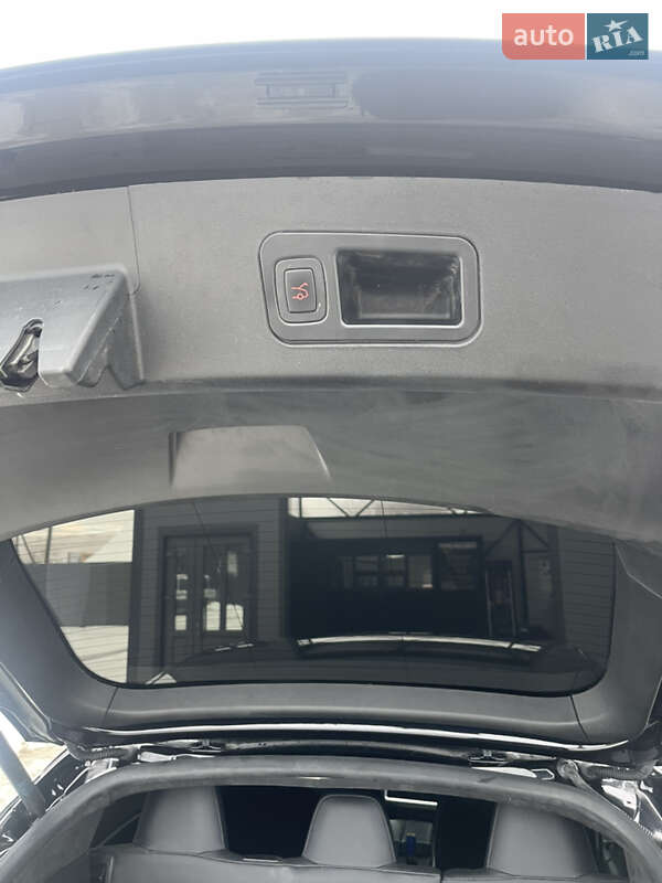 Лифтбек Tesla Model S 2017 в Бродах