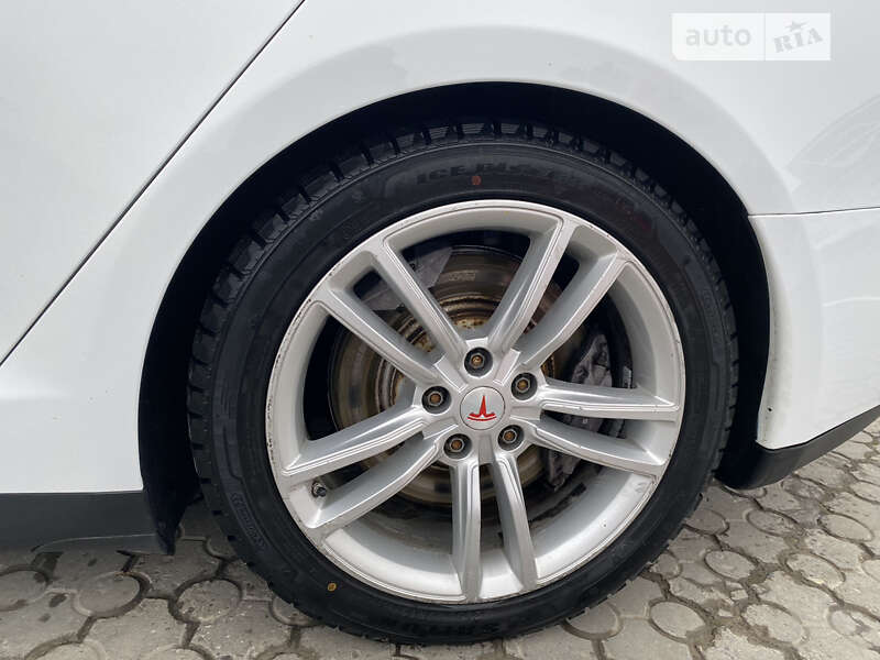 Лифтбек Tesla Model S 2013 в Черновцах